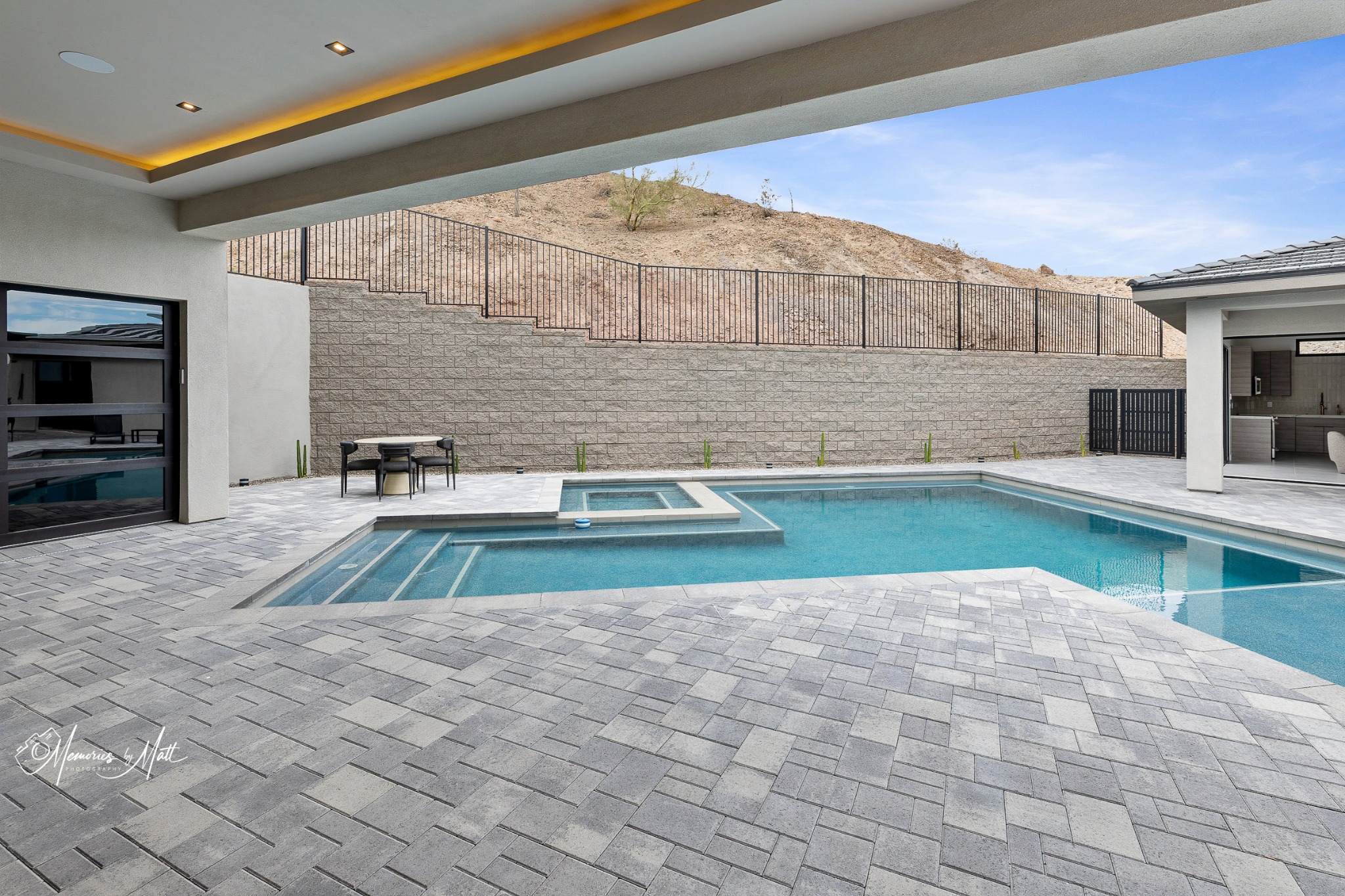 6295 Avienda De Las Colinas — Pool Courtyard