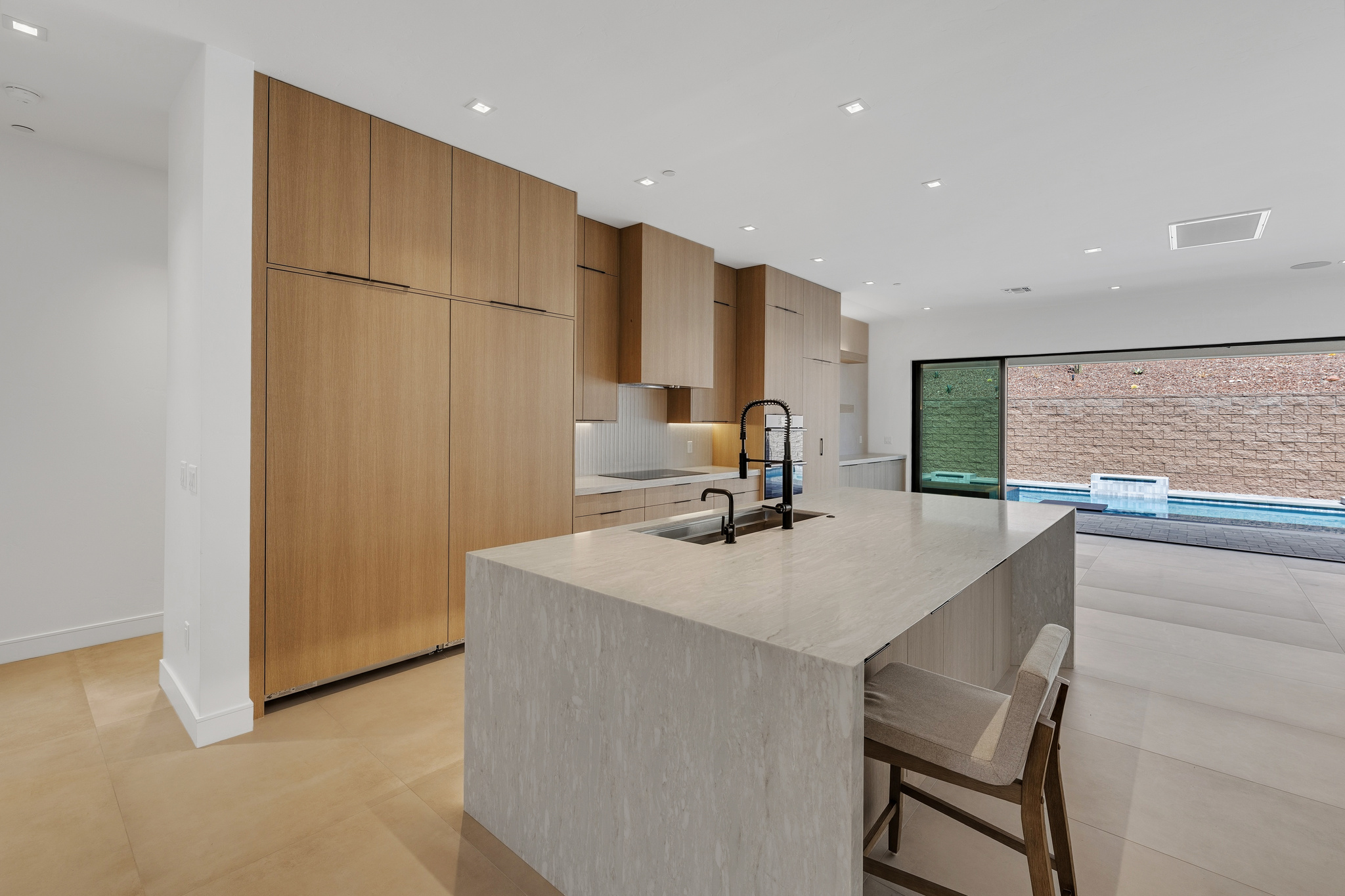 6873 Avienda De Los Foothills — Kitchen and living space, photo 06