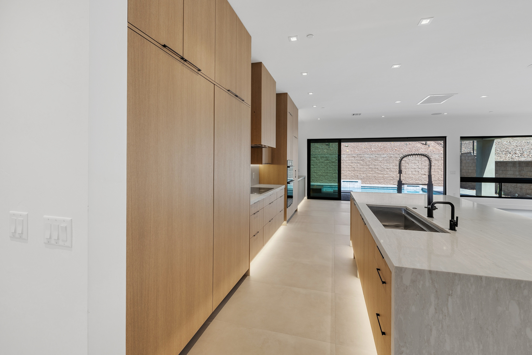 6873 Avienda De Los Foothills — Kitchen and living space, photo 07