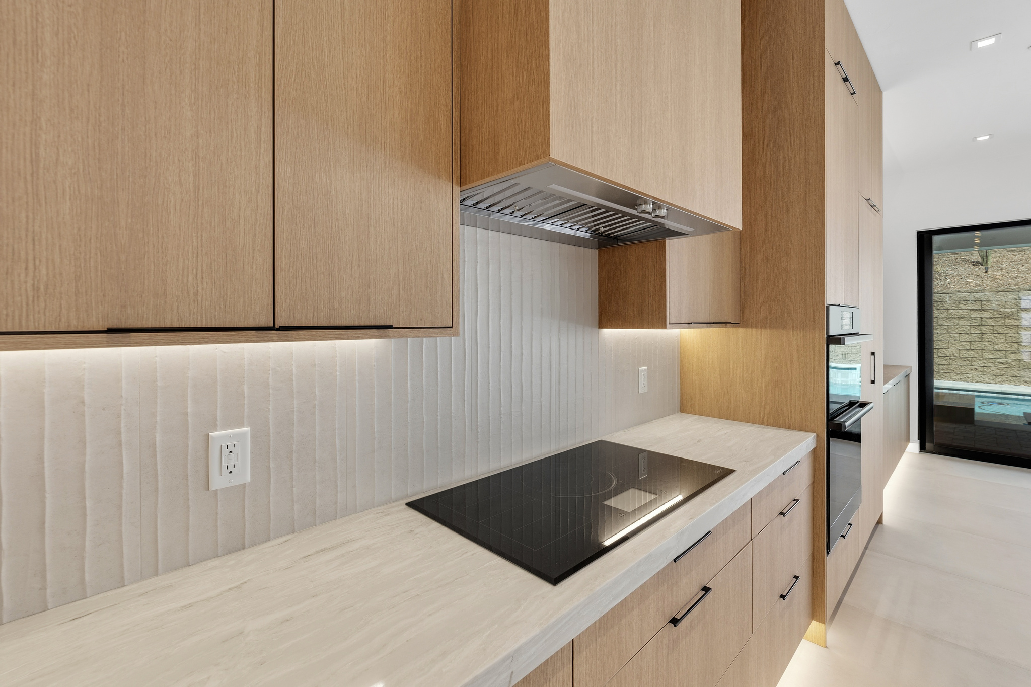 6873 Avienda De Los Foothills — Kitchen and living space, photo 08