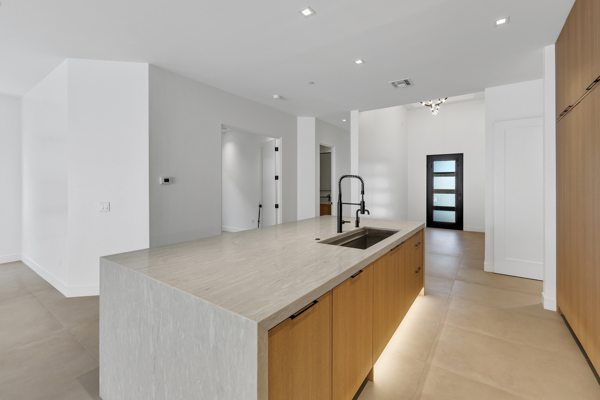 6873 Avienda De Los Foothills — Kitchen and living space, photo 09