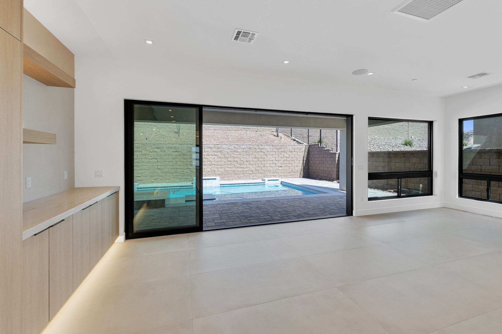 6873 Avienda De Los Foothills — Kitchen and living space, photo 13