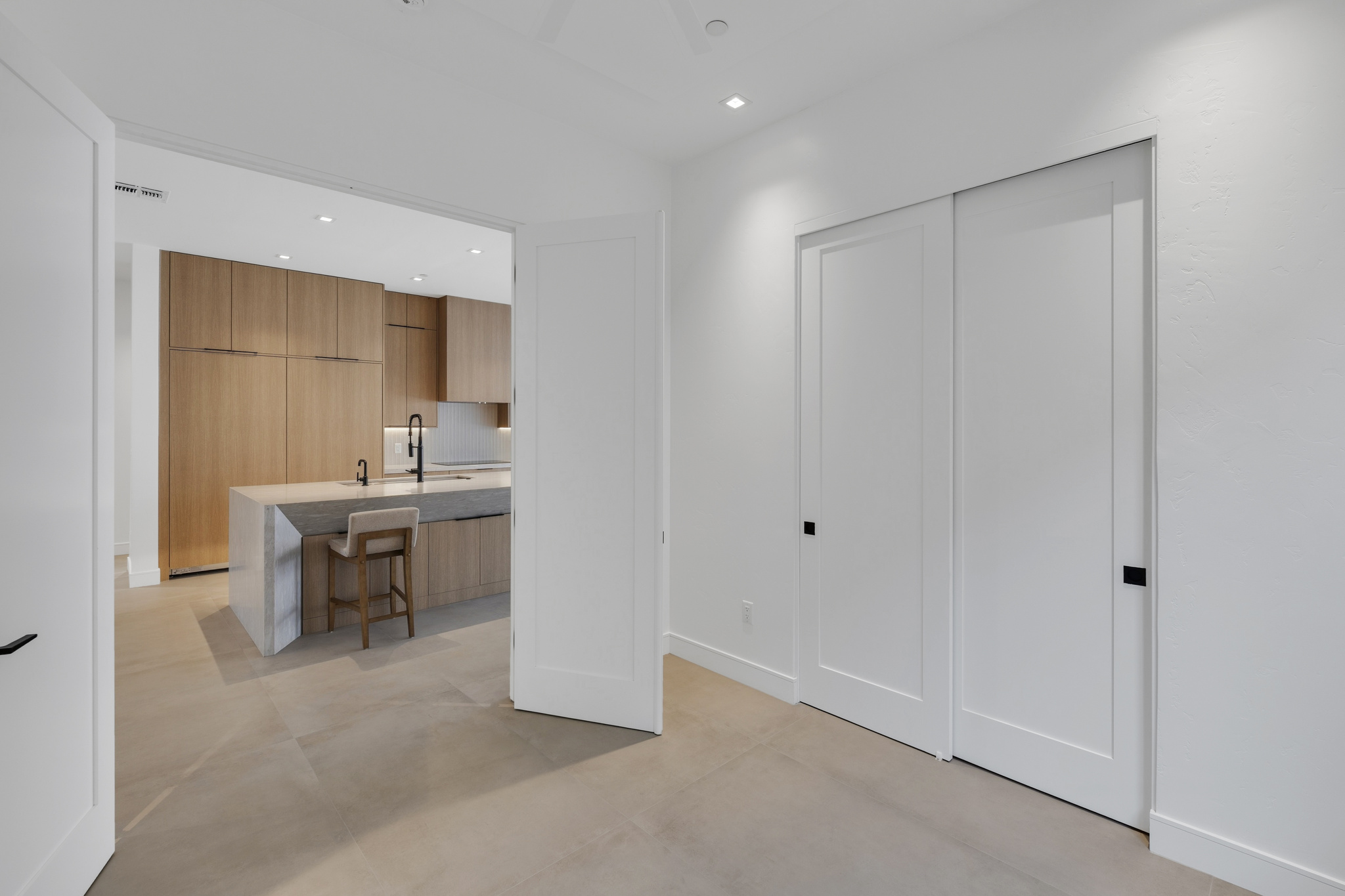 6873 Avienda De Los Foothills — Interior room, photo 14