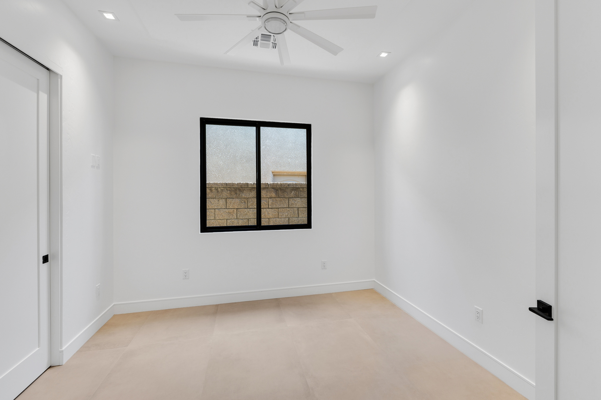 6873 Avienda De Los Foothills — Interior room, photo 16