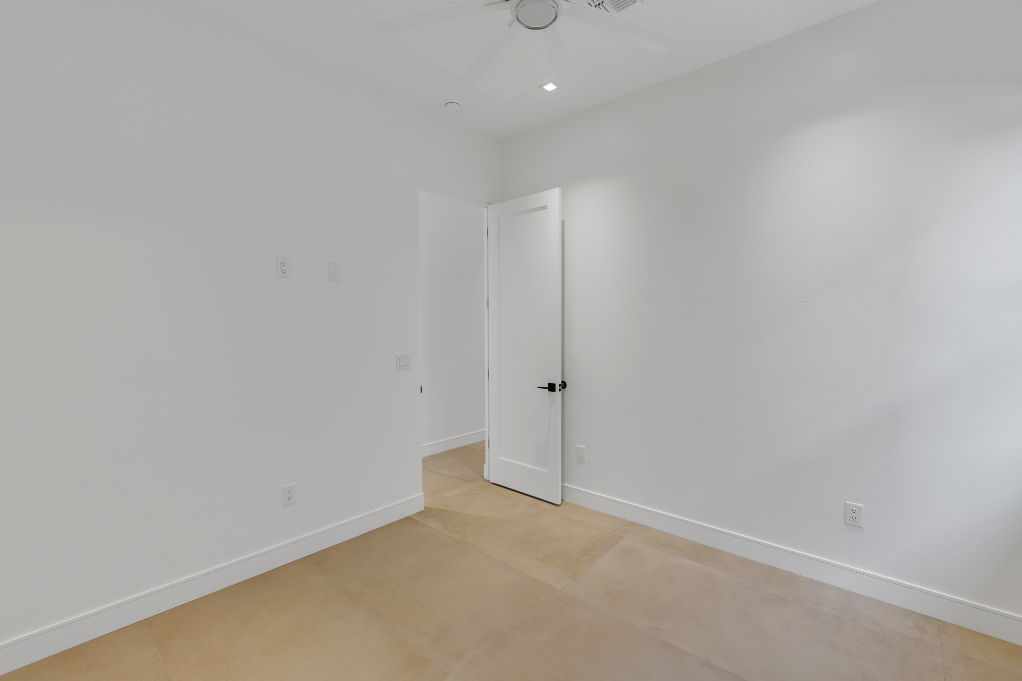 6873 Avienda De Los Foothills — Interior room, photo 20