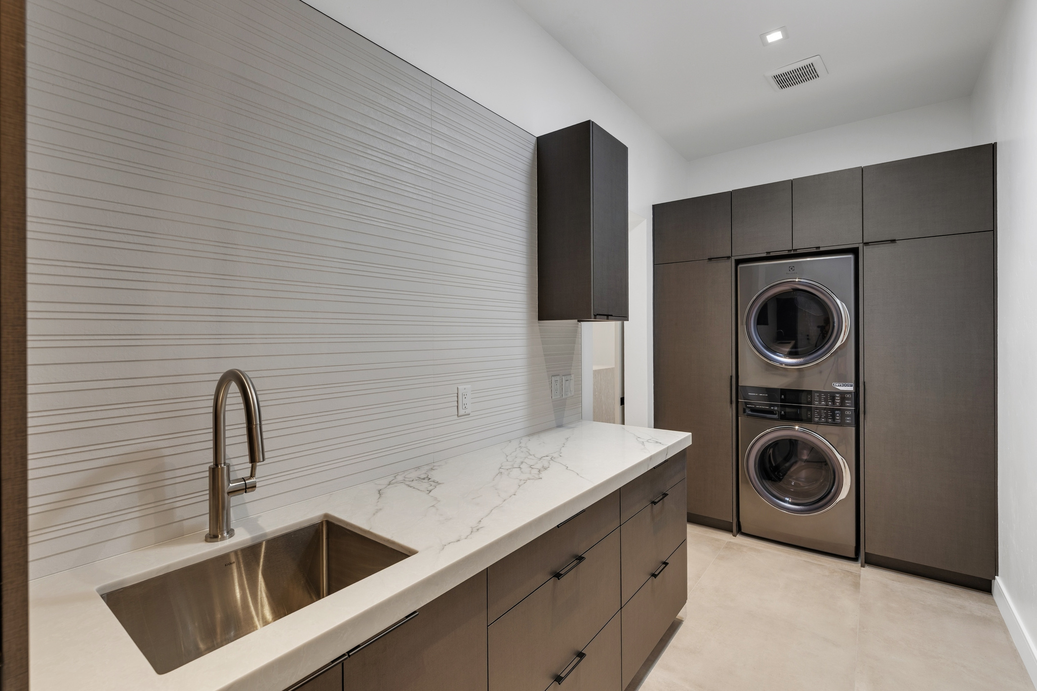 6873 Avienda De Los Foothills — Laundry room, photo 43