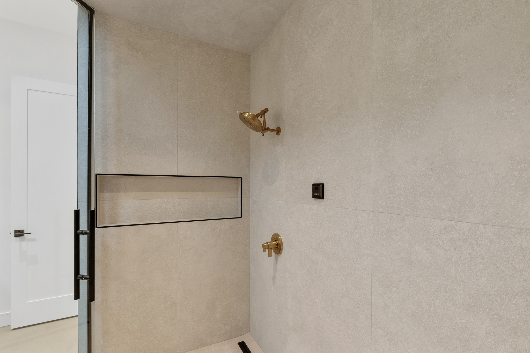 6873 Avienda De Los Foothills — Shower, photo 48